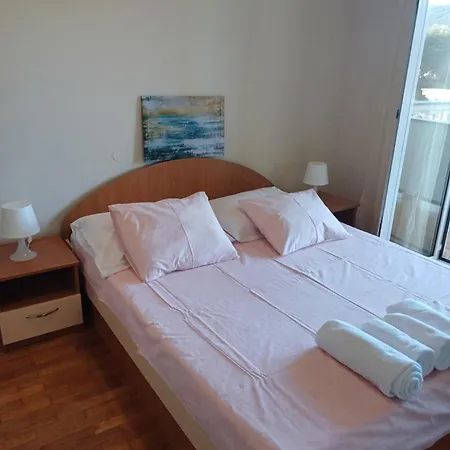 Tomulic Jasna I Miljenko Супетарска-Драга