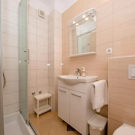 Tomulic Jasna I Miljenko Супетарска-Драга